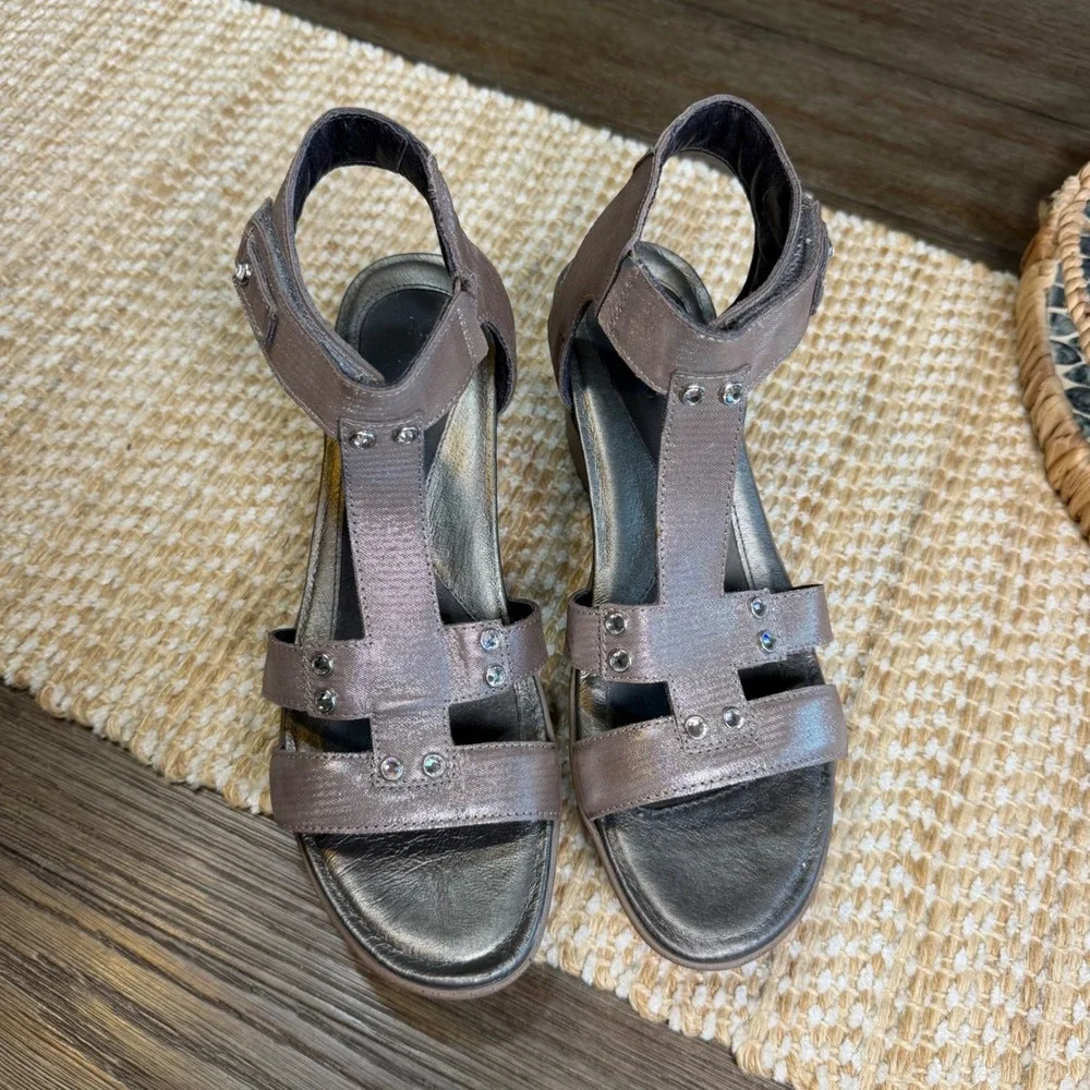 Naot Israel Flirt Wedge Metallic Taupe Leather T-Strap Sandals Women 40 US 9